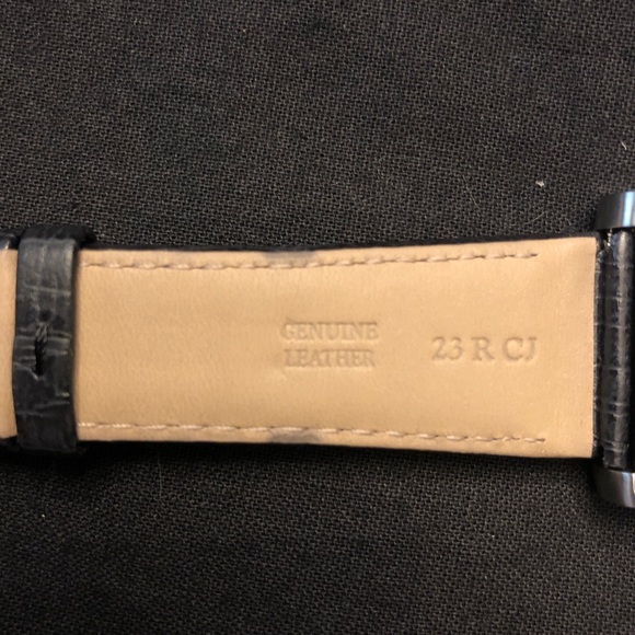 Gucci 8600M Men’s Quartz Movement Wristwatch - Picture 7 of 10